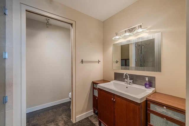 112 11th St Unit 506, Des Moines, IA 50309 - full bath featuring backsplash, toilet, vanity, baseboards, and a shower with door