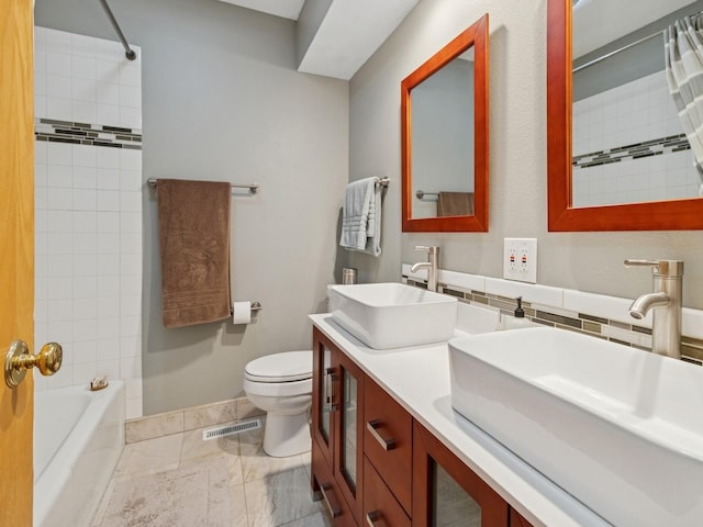 2900 Virginia Pl, Des Moines, IA 50321 - bathroom featuring double vanity, toilet, shower / bath combo, baseboards, and tasteful backsplash