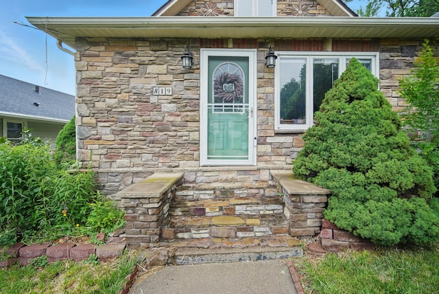 819 Olinda Ave, Des Moines, IA 50315 - view of exterior entry featuring stone siding