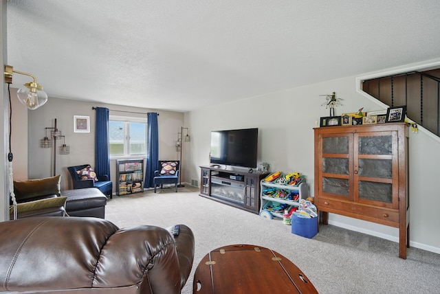 819 Olinda Ave, Des Moines, IA 50315 - carpeted living area with a textured ceiling and baseboards