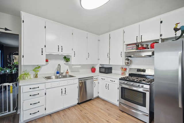 819 Olinda Ave, Des Moines, IA 50315 - kitchen featuring stainless steel appliances, under cabinet range hood, a sink, and light countertops
