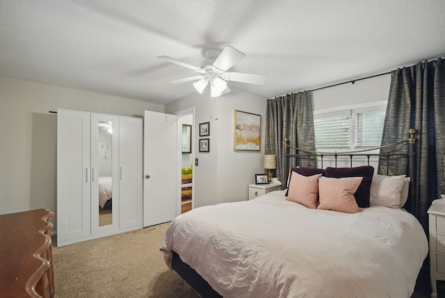 819 Olinda Ave, Des Moines, IA 50315 - bedroom featuring carpet, a textured ceiling, and a ceiling fan