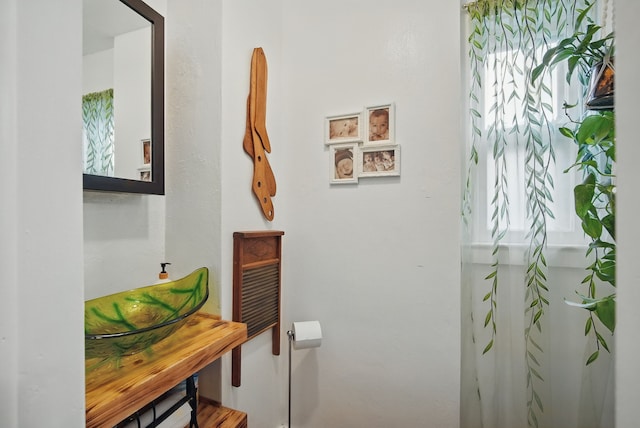 819 Olinda Ave, Des Moines, IA 50315 - bathroom with toilet