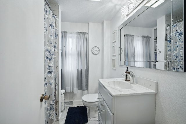 819 Olinda Ave, Des Moines, IA 50315 - bathroom featuring toilet, vanity, a textured ceiling, tile patterned flooring, and a shower with shower curtain