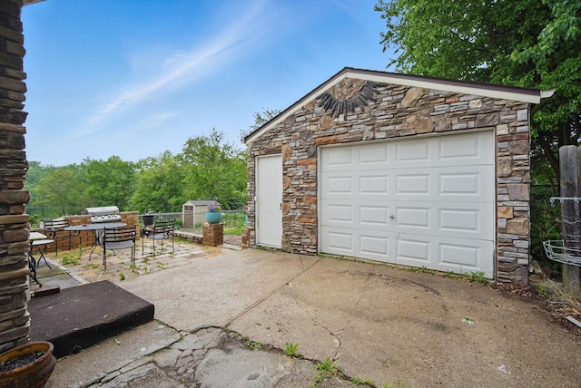 819 Olinda Ave, Des Moines, IA 50315 - detached garage with driveway