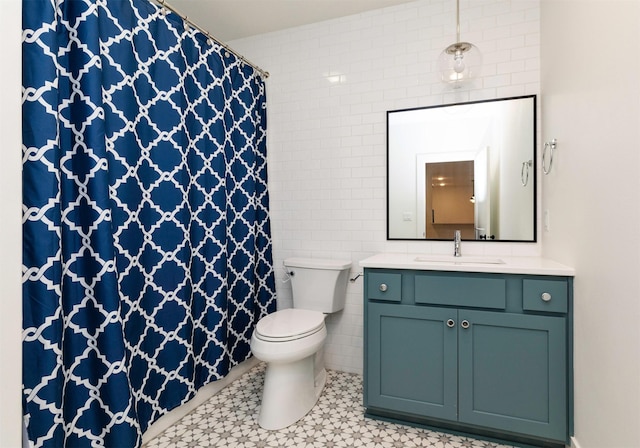 5018 NE Seneca Dr, Ankeny, IA 50021 - full bath featuring tile walls, tile patterned floors, toilet, vanity, and curtained shower