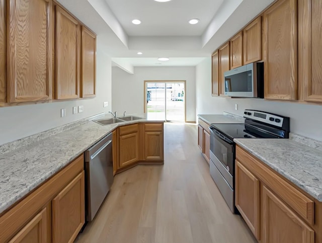 2101 Meadow Ct Unit 1304, Des Moines, IA 50320 - kitchen featuring stainless steel appliances, light wood-type flooring, a sink, a peninsula, and recessed lighting