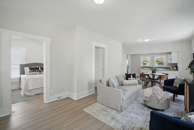 1519 Searle St, Des Moines, IA 50317 - living room featuring light wood-style flooring and baseboards