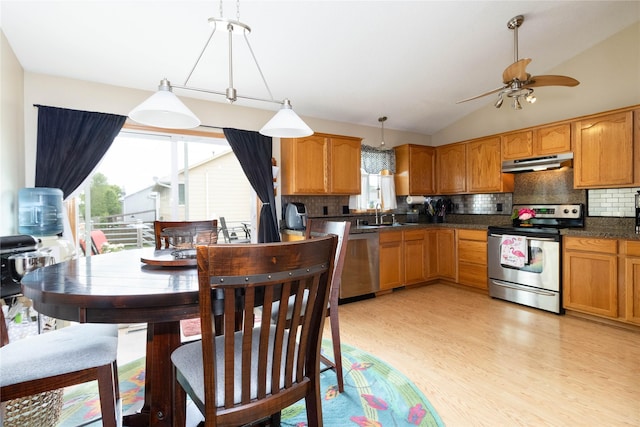 704 13th St SE, Altoona, IA 50009 - kitchen with stainless steel appliances, under cabinet range hood, tasteful backsplash, light wood-style flooring, and pendant lighting