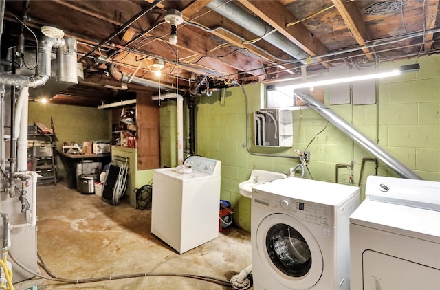 3517 50th St, Des Moines, IA 50310 - laundry room featuring independent washer and dryer