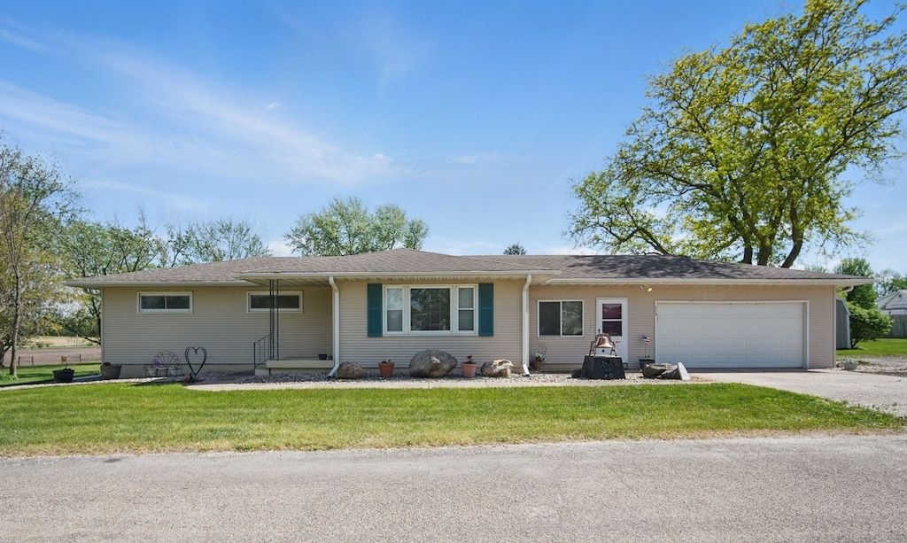 312 E Church St, Panora, IA 50216 - ranch-style house with an attached garage, concrete driveway, and a front yard