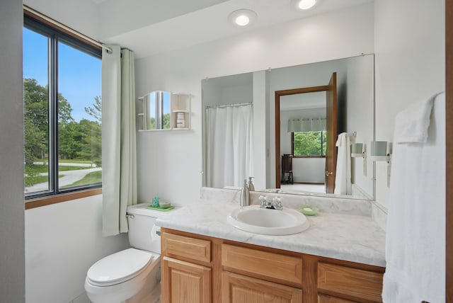 1011 NE 60th Ave, Des Moines, IA 50313 - full bath with toilet and vanity