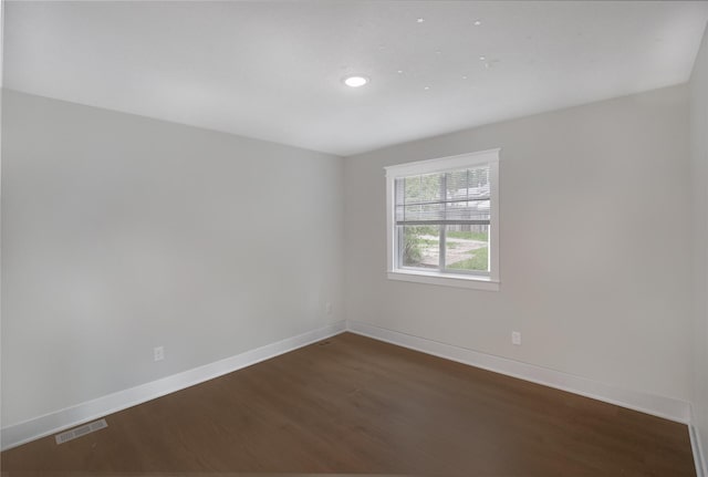 501 Kirkwood Ave, Des Moines, IA 50315 - empty room featuring dark wood-style flooring, baseboards, and recessed lighting