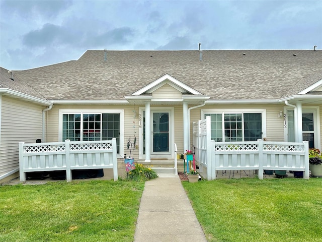 2816 Ashland Ct, Altoona, IA 50009 - view of front of property featuring roof with shingles and a front lawn