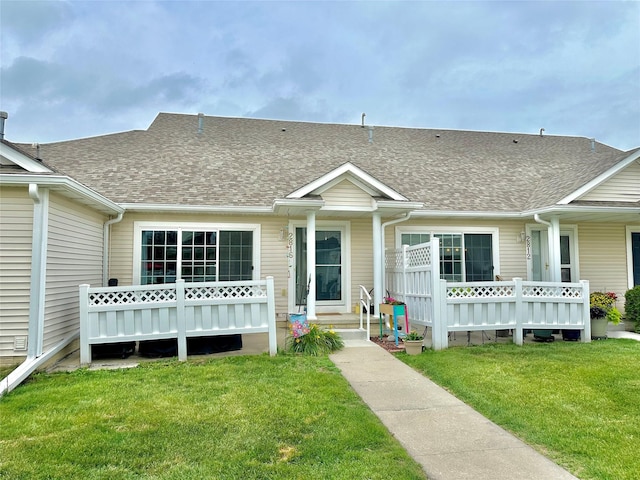 2816 Ashland Ct, Altoona, IA 50009 - view of front of house featuring a shingled roof and a front yard