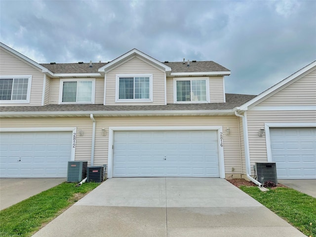 2816 Ashland Ct, Altoona, IA 50009 - multi unit property featuring roof with shingles and concrete driveway