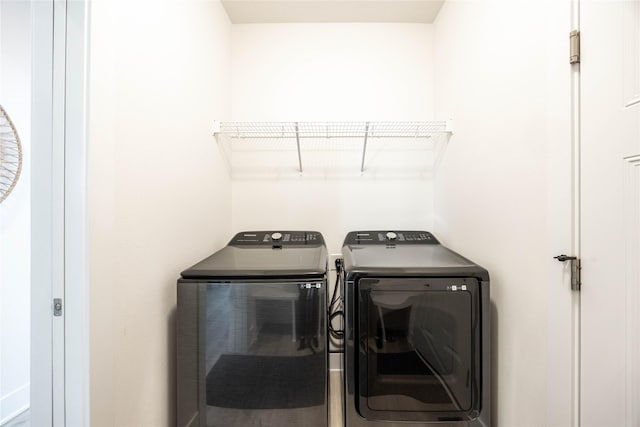523 NE Vista Ln, Ankeny, IA 50021 - laundry area featuring washing machine and clothes dryer