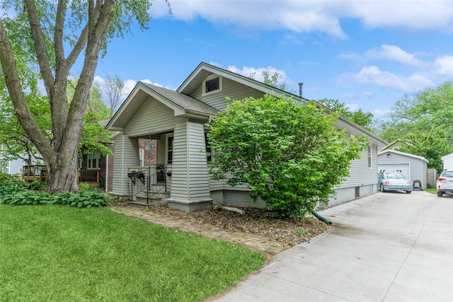 1518 45th St, Des Moines, IA 50311 - view of property hidden behind natural elements featuring a porch, a front yard, and a detached garage