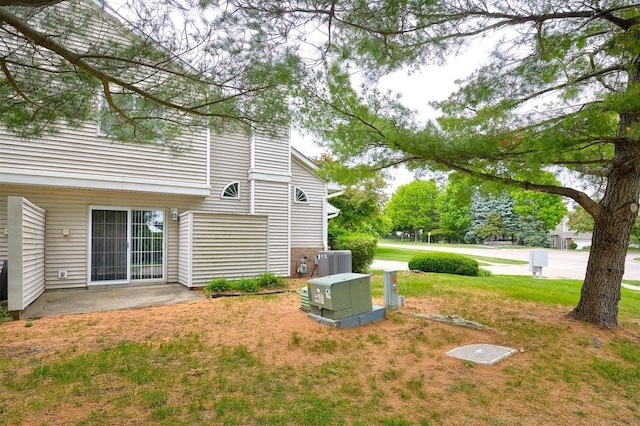 1050 68th St Unit 8, West Des Moines, IA 50266 - view of grassy yard featuring cooling unit and a patio area