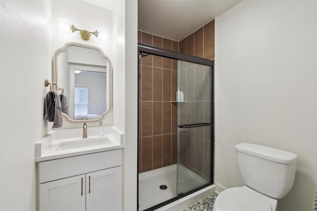 1107 24th St, Des Moines, IA 50311 - full bathroom with toilet, tiled shower, vanity, and a textured ceiling