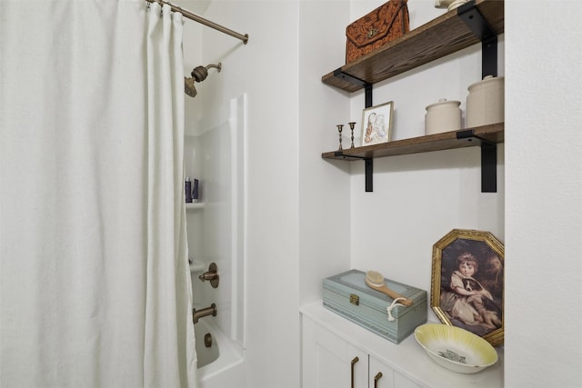 1107 24th St, Des Moines, IA 50311 - bathroom with shower / tub combo with curtain