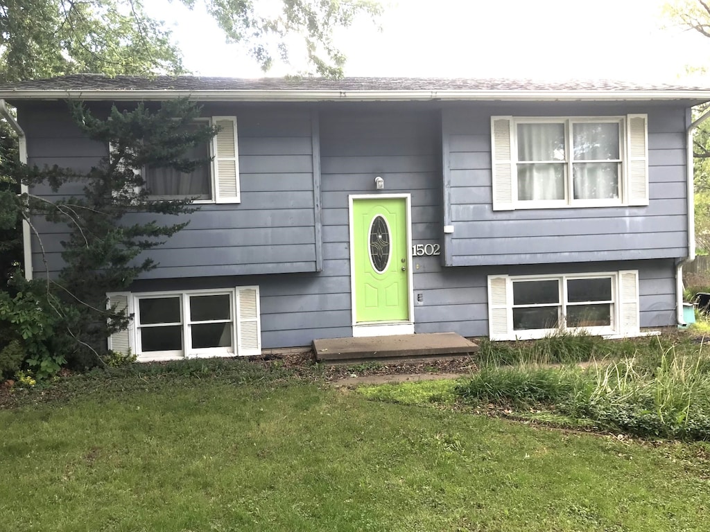 1502 N Brobst St, Knoxville, IA 50138 - bi-level home featuring a front lawn