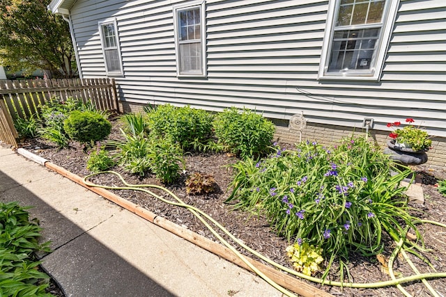 620 W Filmore St, Winterset, IA 50273 - view of side of property featuring crawl space