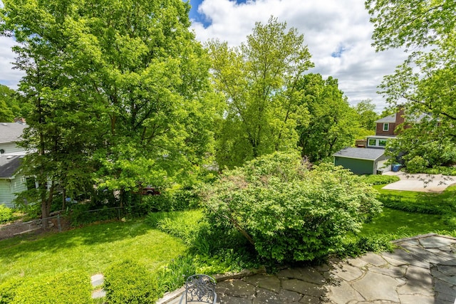 2740 Forest Dr, Des Moines, IA 50312 - view of grassy yard