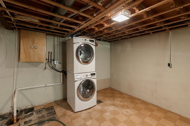 2700 Dosh Rd, Des Moines, IA 50310 - laundry room featuring estacked washer and dryer and light flooring