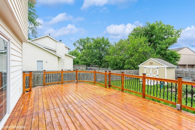 4337 Park Ct, Urbandale, IA 50322 - deck with a fenced backyard
