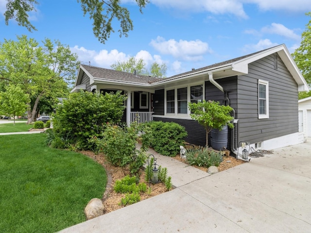 609 31st St, West Des Moines, IA 50265 - view of front facade featuring a front lawn, a porch, and concrete driveway