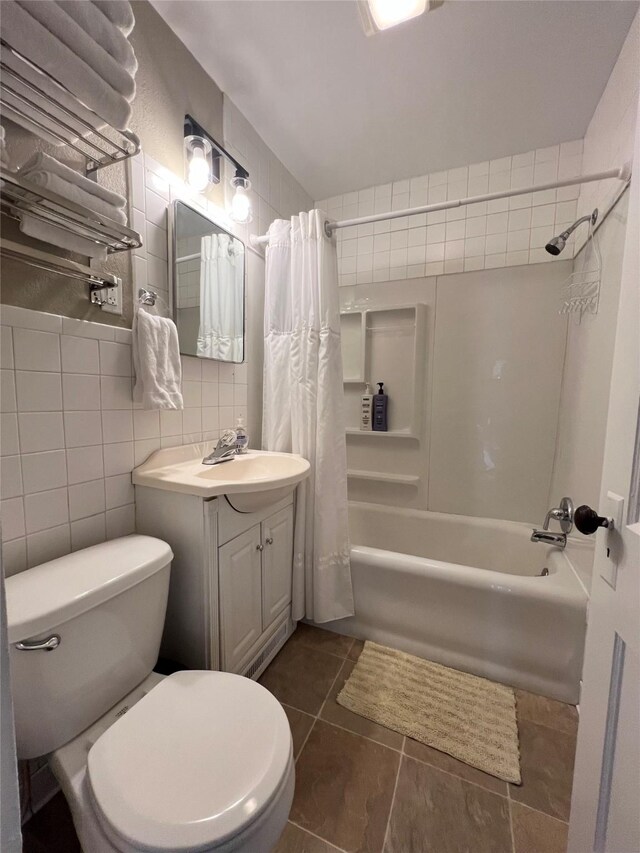 311 W 8th St S, Newton, IA 50208 - bathroom with shower / bath combo, vanity, toilet, and tile patterned floors