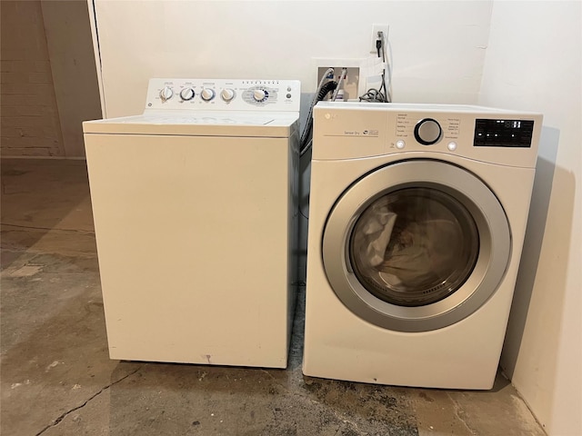 311 W 8th St S, Newton, IA 50208 - laundry room featuring separate washer and dryer