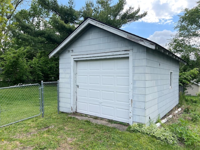 311 W 8th St S, Newton, IA 50208 - view of detached garage