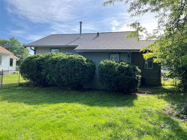 311 W 8th St S, Newton, IA 50208 - rear view of house with roof with shingles