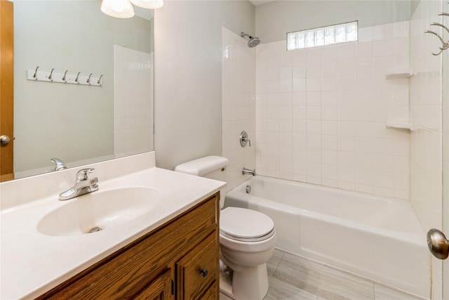 602 SE 7th St, Ankeny, IA 50021 - full bathroom with toilet, vanity, and tub / shower combination