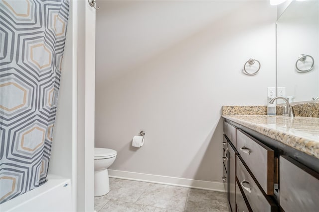 2658 SW 20th Cir, Ankeny, IA 50023 - full bath with vanity, baseboards, toilet, and shower / bathtub combination with curtain