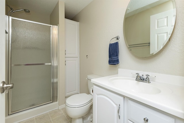 5525 SE 29th Ct, Des Moines, IA 50320 - full bath with vanity, a stall shower, toilet, and a textured ceiling
