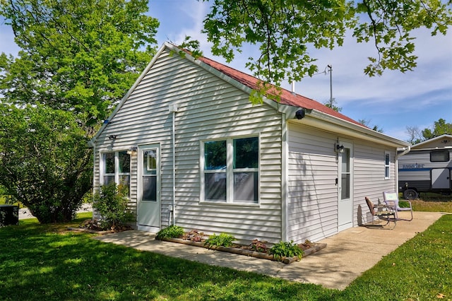 623 W Front St, Stuart, IA 50250 - rear view of property with a lawn