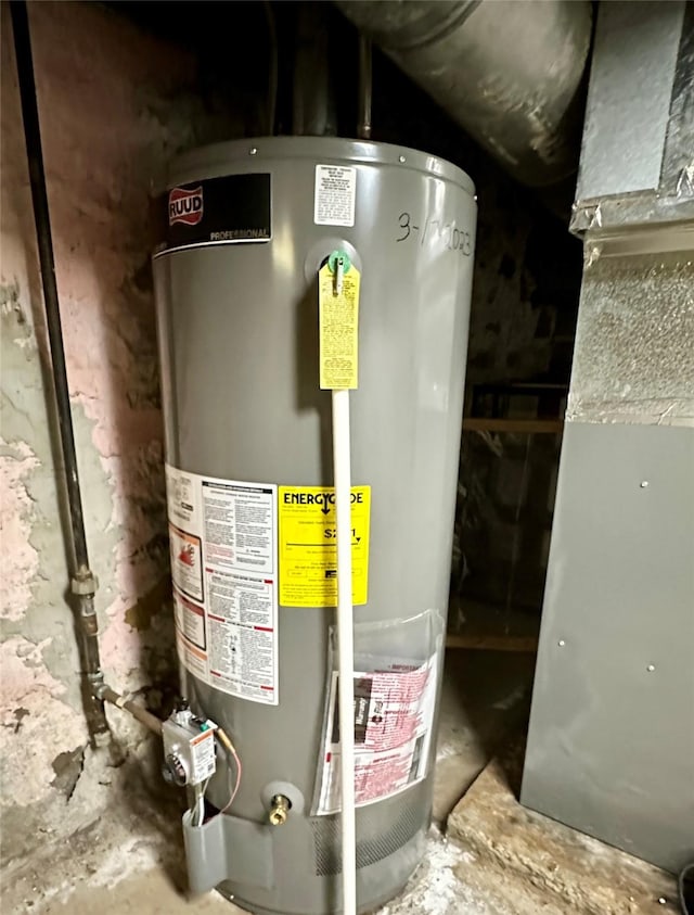 807 Center St, Grinnell, IA 50112 - utilities with water heater and heating unit