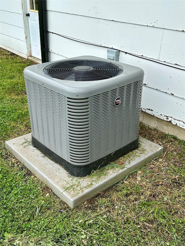 807 Center St, Grinnell, IA 50112 - exterior view of cooling unit