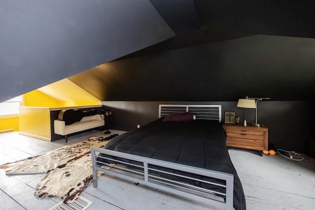 2004 40th St, Des Moines, IA 50310 - bedroom featuring vaulted ceiling