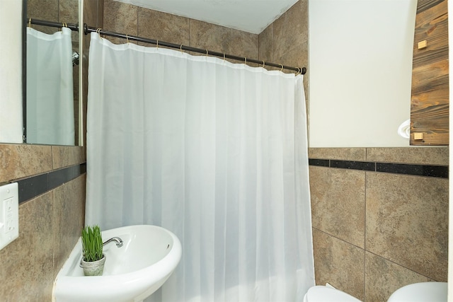 2004 40th St, Des Moines, IA 50310 - bathroom featuring tile walls, toilet, and a shower with shower curtain