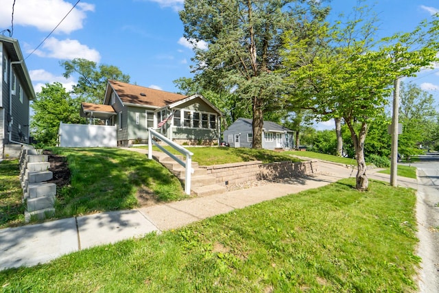 1516 57th Pl, Des Moines, IA 50311 - bungalow featuring a front lawn