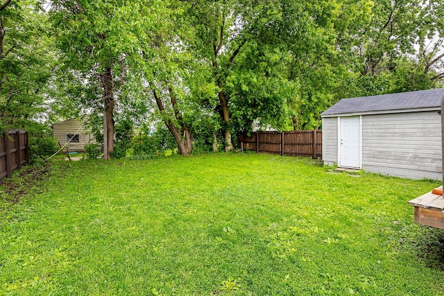 1410 E 21st St, Des Moines, IA 50317 - view of yard