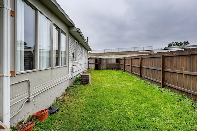 1410 E 21st St, Des Moines, IA 50317 - view of yard with cooling unit