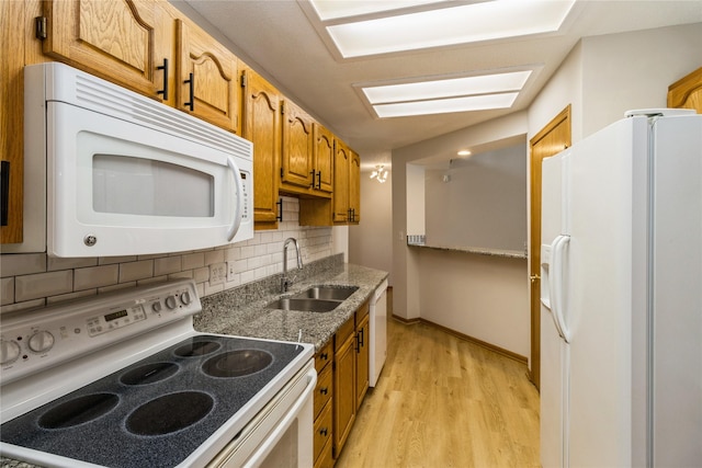 4400 Ep True Pkwy Unit 4, West Des Moines, IA 50265 - kitchen featuring white appliances, a sink, backsplash, light wood-style flooring, and brown cabinets