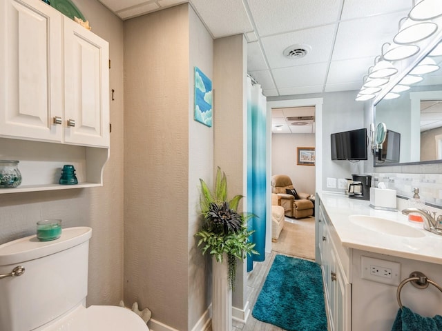 812 W 2nd St S, Newton, IA 50208 - full bath with a drop ceiling, vanity, toilet, and curtained shower