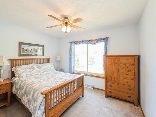 812 W 2nd St S, Newton, IA 50208 - bedroom with light colored carpet and a ceiling fan