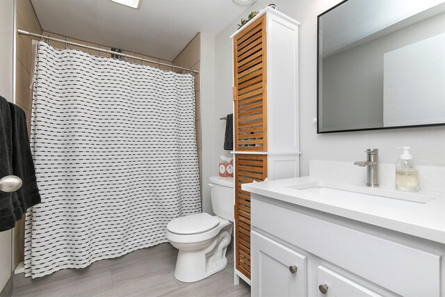 4670 Meadow Valley Dr, West Des Moines, IA 50265 - full bath featuring vanity, toilet, and a shower with curtain
